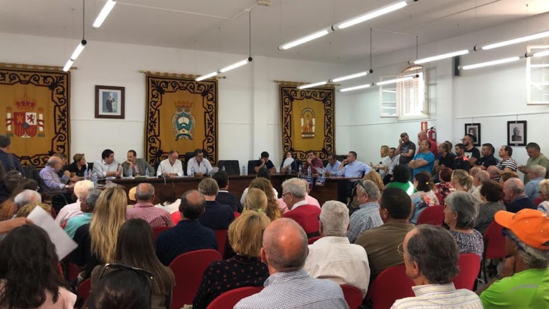 Pleno de Carboneras, foto publicada en La Voz de Almería. Pleno de Carboneras, foto publicada en La Voz de Almería.