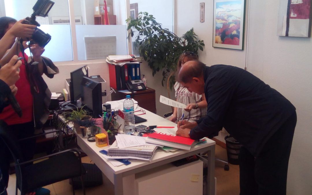 El representante del PSOE recibe la resolución de la Junta Electoral El representante del PSOE recibe la resolución de la Junta Electoral