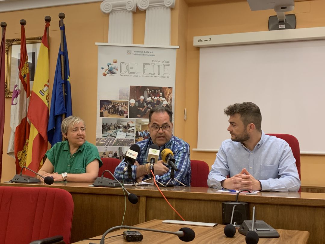 Recepción en el Ayuntamiento de los alumnos participantes en el Máster de Desarrollo Local Recepción en el Ayuntamiento de los alumnos participantes en el Máster de Desarrollo Local