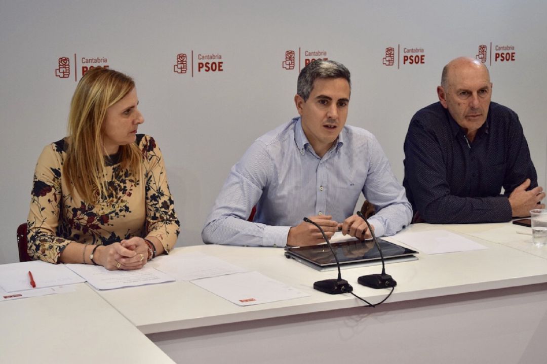 Noelia Cobo, junto a Pablo Zuloaga y al presidente del PSC-PSOE, Eduardo Echevarría. Noelia Cobo, junto a Pablo Zuloaga y al presidente del PSC-PSOE, Eduardo Echevarría.