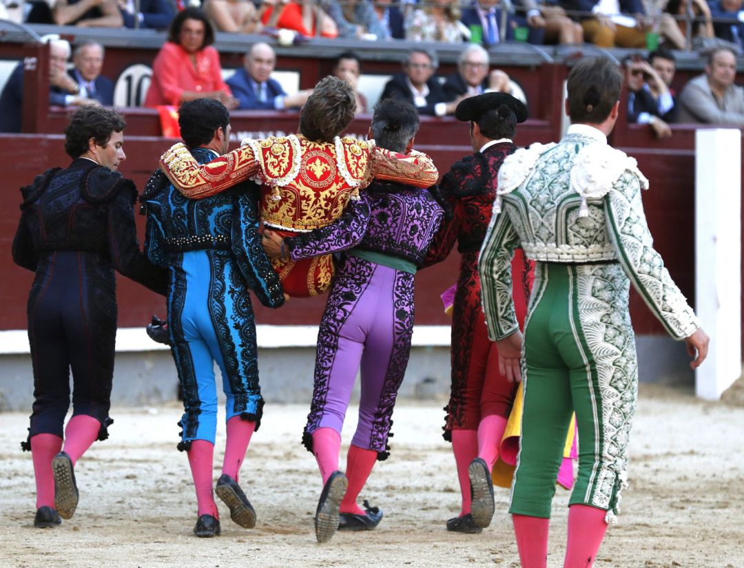 El diestro Manuel Escribano es llevado a la enfermería por su cuadrilla tras sufrir una cogida en su segundo toro durante el decimoséptimo festejo de la Feria de San Isidro, esta tarde en la plaza de toros de Las Ventas, donde comparte cartel con los matadores Román, y el peruano Roca Rey, lidiando reses de la ganadería de Adolfo Martín El diestro Manuel Escribano es llevado a la enfermería por su cuadrilla tras sufrir una cogida en su segundo toro durante el decimoséptimo festejo de la Feria de San Isidro, esta tarde en la plaza de toros de Las Ventas, donde comparte cartel con los matadores Román, y el peruano Roca Rey, lidiando reses de la ganadería de Adolfo Martín