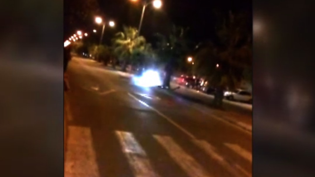 Una carrera ilegal en Paterna acaba con un vehículo estampado contra una palmera