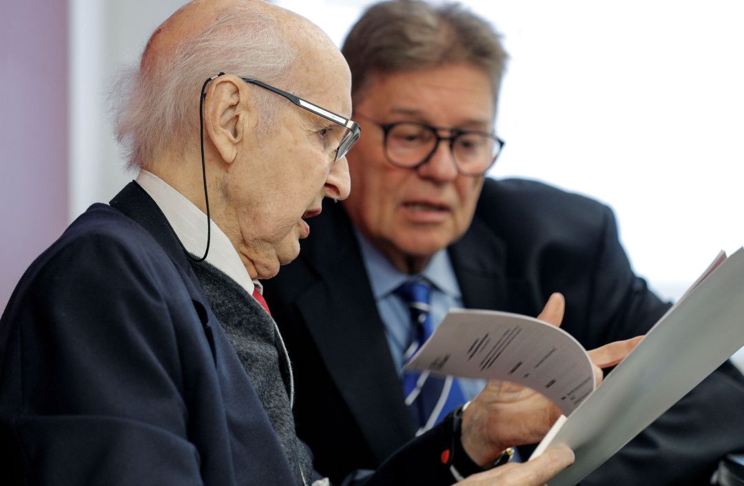 El profesor Santiago Grisolía (izqda), conversa con Javier Quesada, presidente ejecutivo, El profesor Santiago Grisolía (izqda), conversa con Javier Quesada, presidente ejecutivo,