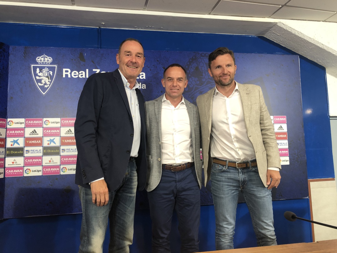 Víctor Fernández, junto al presidente, Cristian Lapetra, y el director deportivo, Lalo Arantegui, en el acto de esta mañana en La Romareda Víctor Fernández, junto al presidente, Cristian Lapetra, y el director deportivo, Lalo Arantegui, en el acto de esta mañana en La Romareda