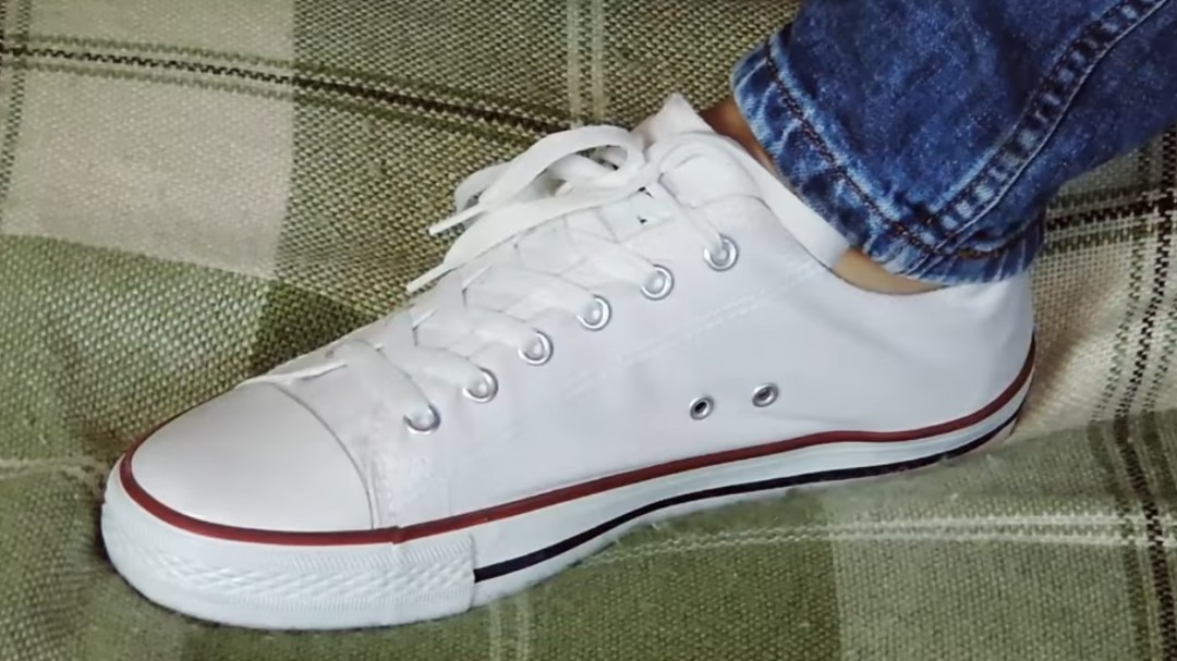 Para qué sirven los agujeros laterales de (algunas) zapatillas