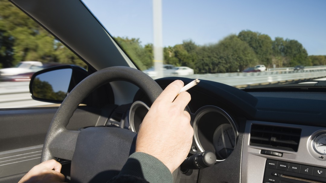 Cataluña anuncia que prohibirá fumar en los coches privados