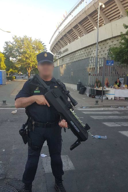 Un policía con el fusil anti-dron UAV-D04JAI Jammer Un policía con el fusil anti-dron UAV-D04JAI Jammer