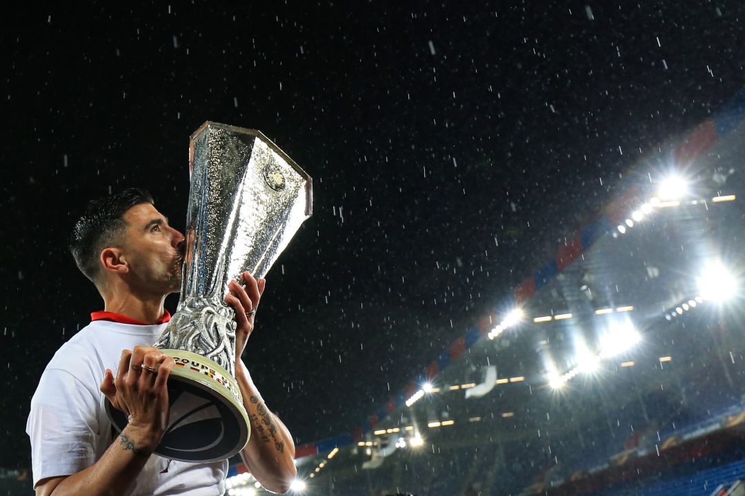 José Antonio Reyes besa uno de los trofeos de la UEFA que ganó con el Sevilla José Antonio Reyes besa uno de los trofeos de la UEFA que ganó con el Sevilla