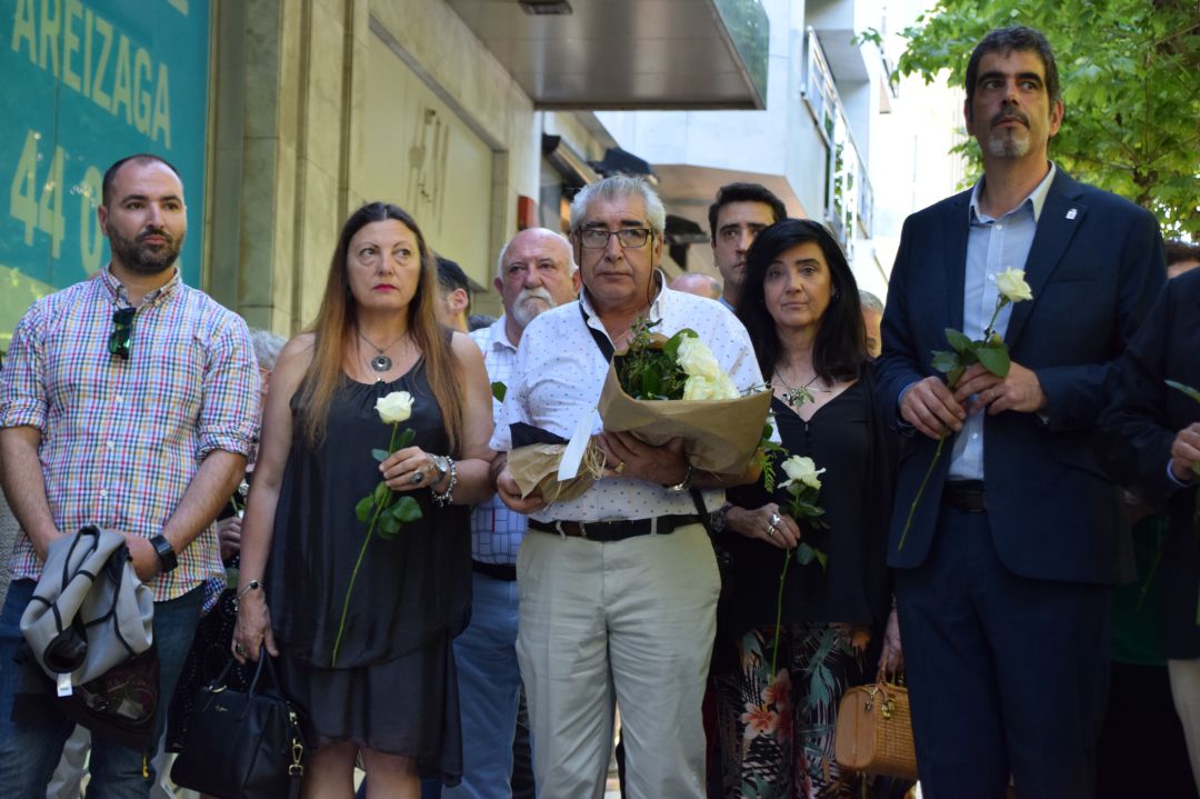Familiares de Alfredo García, junto al alcalde Eneko Goia en un momento del homenaje Familiares de Alfredo García, junto al alcalde Eneko Goia en un momento del homenaje