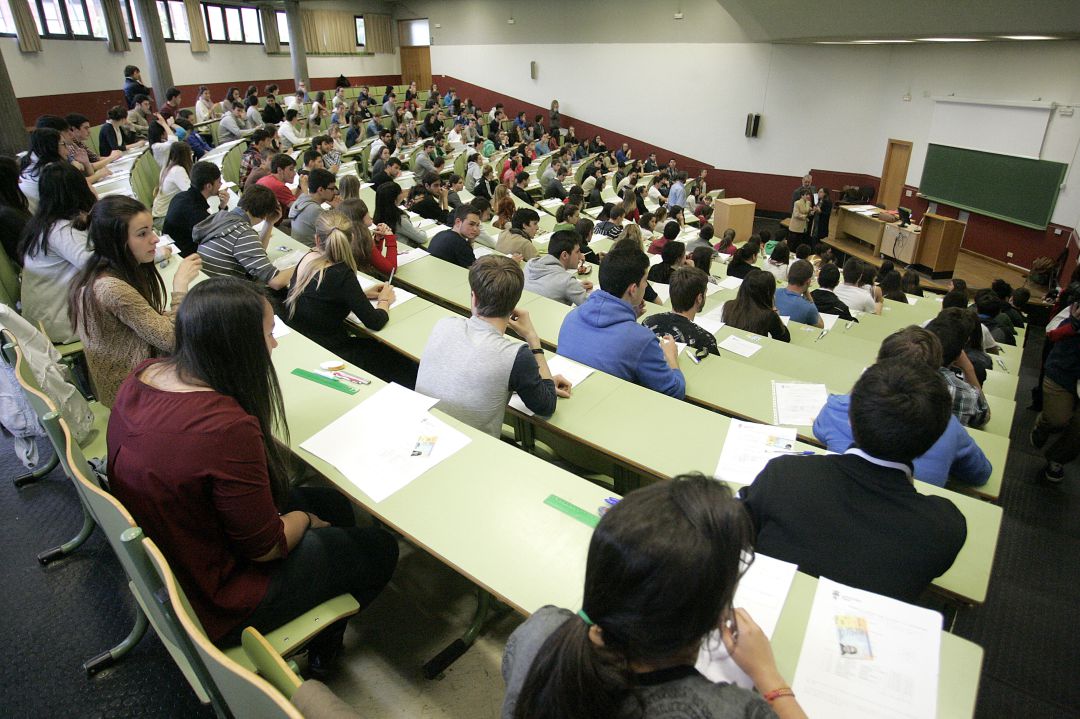 Un examen más difícil y las tasas más caras determinan el futuro de los estudiantes Un examen más difícil y las tasas más caras determinan el futuro de los estudiantes