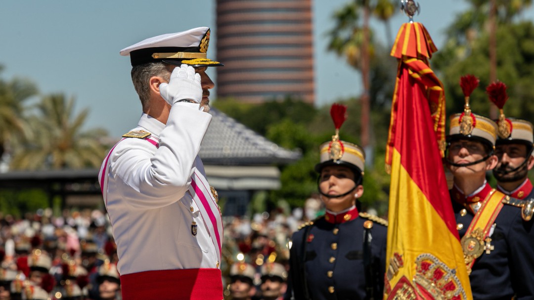 El gesto de desaprobación del rey al percatarse de los problemas en el izado de la bandera