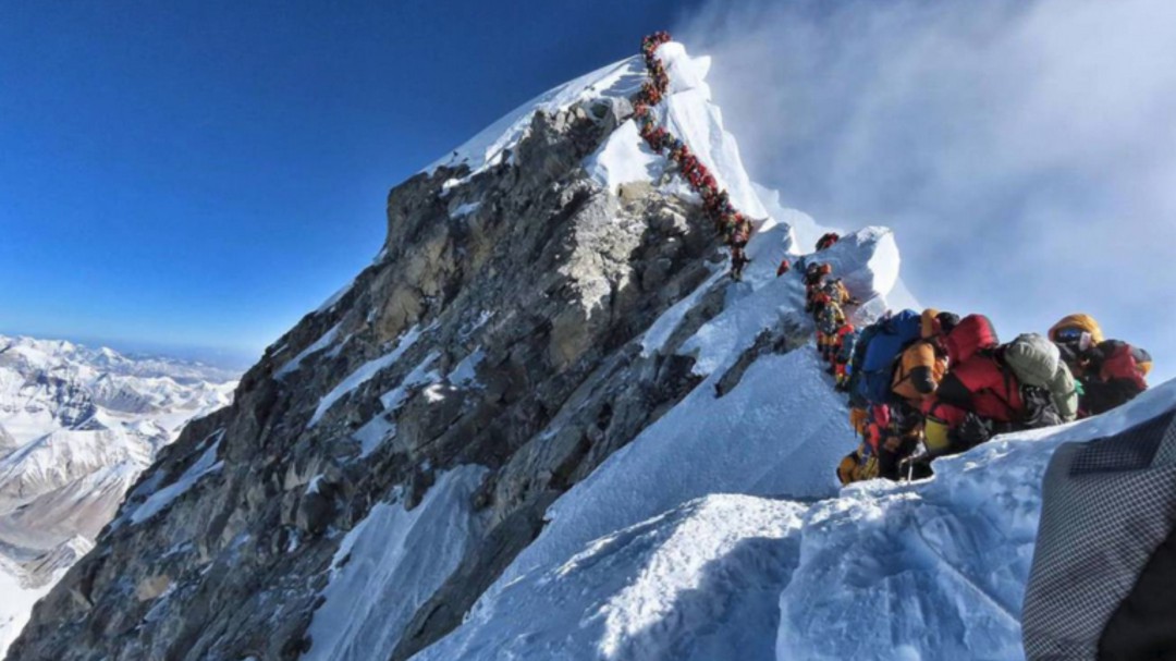 Sale a la luz el vídeo de la impresionante fila en el Everest