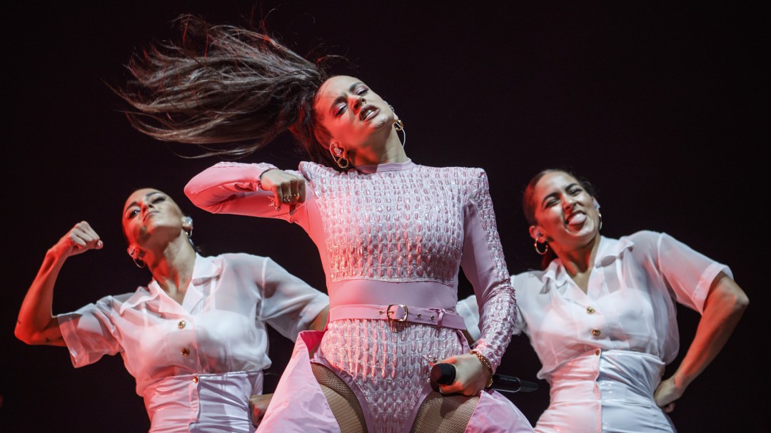 Rosalía vuelve a su ciudad convertida en una diosa y arrasa en Barcelona