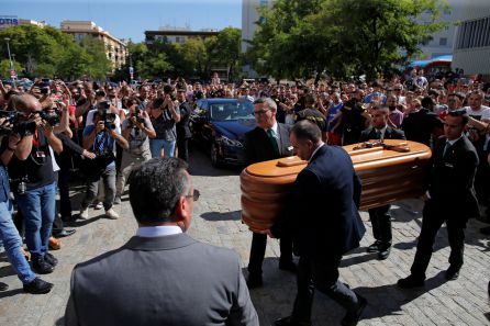 Muchísimos aplausos a la llegada del féretro al Sánchez Pizjúan Muchísimos aplausos a la llegada del féretro al Sánchez Pizjúan