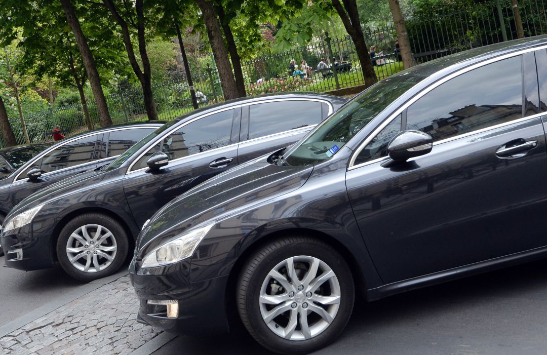 Varios coches VTC esperan viajeros Varios coches VTC esperan viajeros