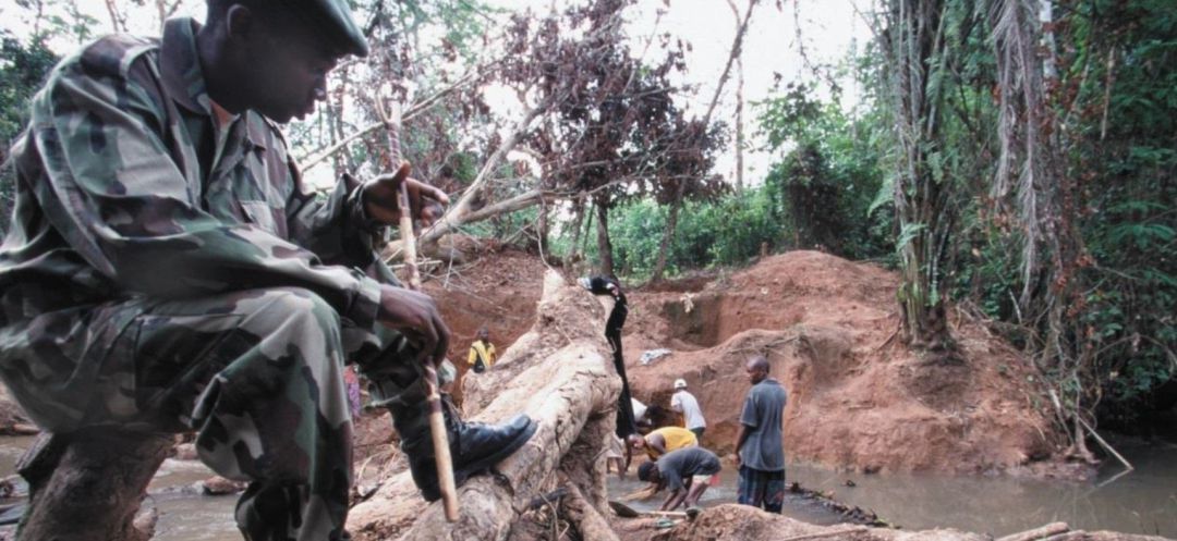 Entidades de Iglesia denuncian la "historia de sangre" que se esconde tras los teléfonos móviles
Extracción de coltán en el Congo
Entidades de Iglesia denuncian la "historia de sangre" que se esconde tras los teléfonos móviles
Extracción de coltán en el Congo