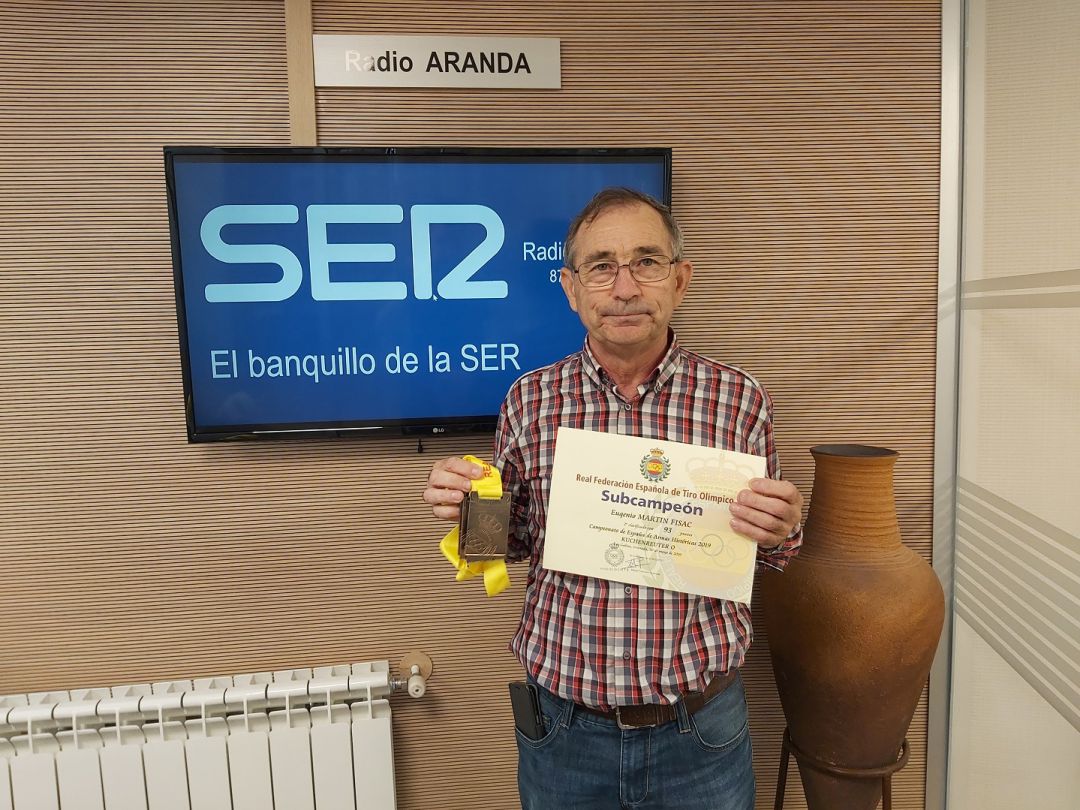 Eugenio Martín Fisac posa con su diploma de subcampeón Eugenio Martín Fisac posa con su diploma de subcampeón