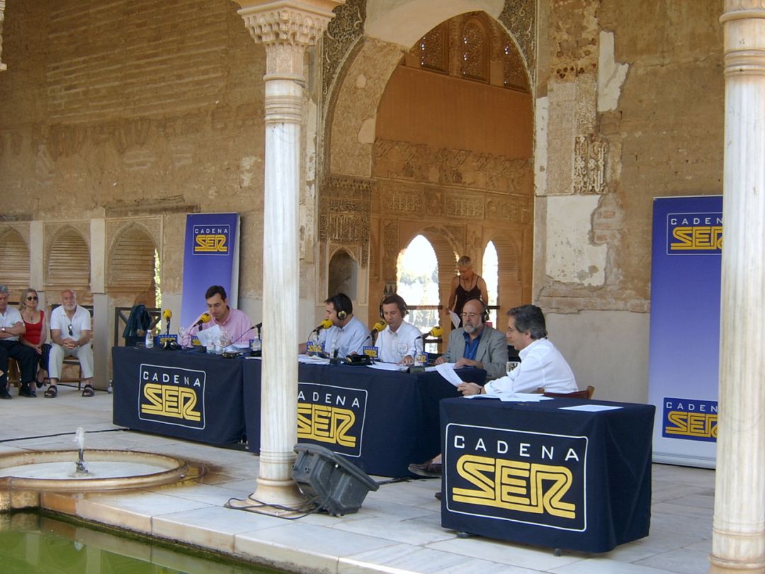 Iñaki Gabilondo realiza su último 'Hoy por Hoy' fuera del estudio. Fue en la Alhambra, en El Partal, el 24 de junio de 2005 Iñaki Gabilondo realiza su último 'Hoy por Hoy' fuera del estudio. Fue en la Alhambra, en El Partal, el 24 de junio de 2005