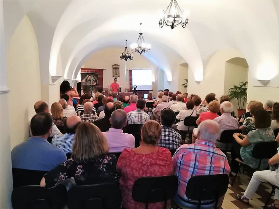 Un momento de la charla “Palrandu en estremeñu” Un momento de la charla “Palrandu en estremeñu”