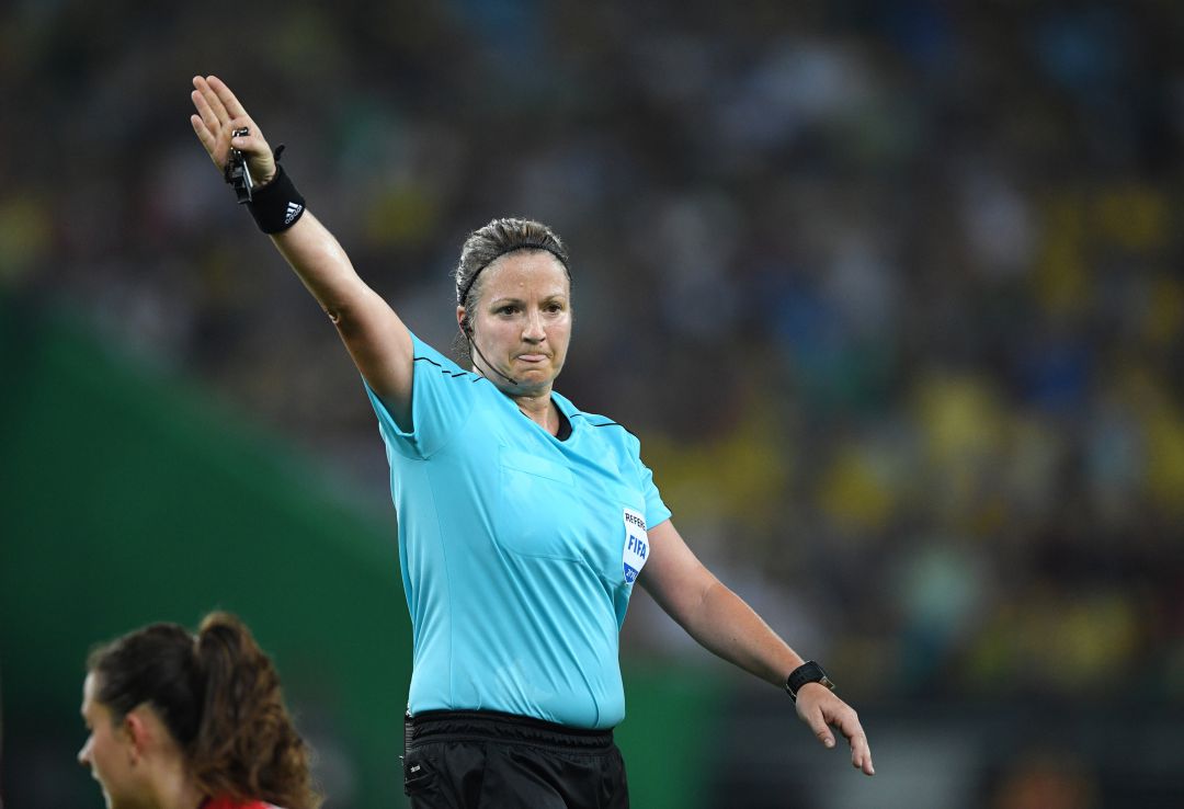 Carol Anne Chenard arbitrando durante los Juegos Olímpicos de 2016 Carol Anne Chenard arbitrando durante los Juegos Olímpicos de 2016