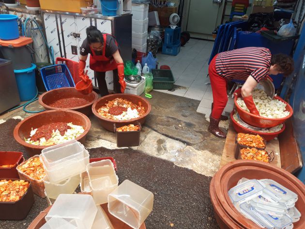 Preparando kimchi a lo grande (Gwangjang Market). Preparando kimchi a lo grande (Gwangjang Market).