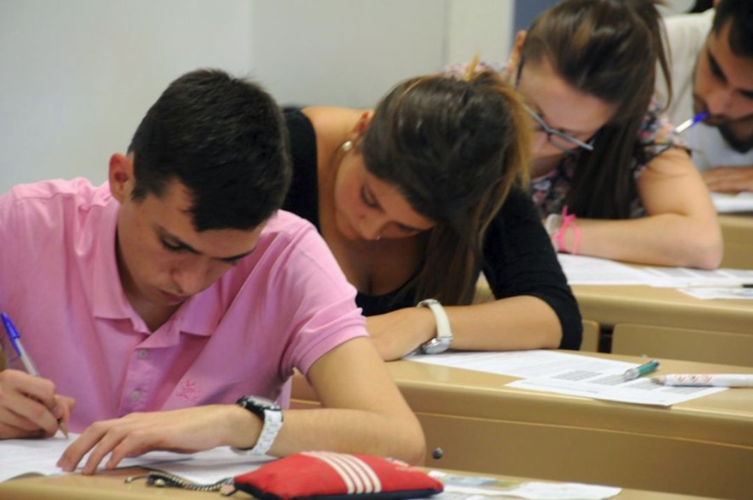 Estudiantes haciendo un examen - Imagen de archivo Estudiantes haciendo un examen - Imagen de archivo