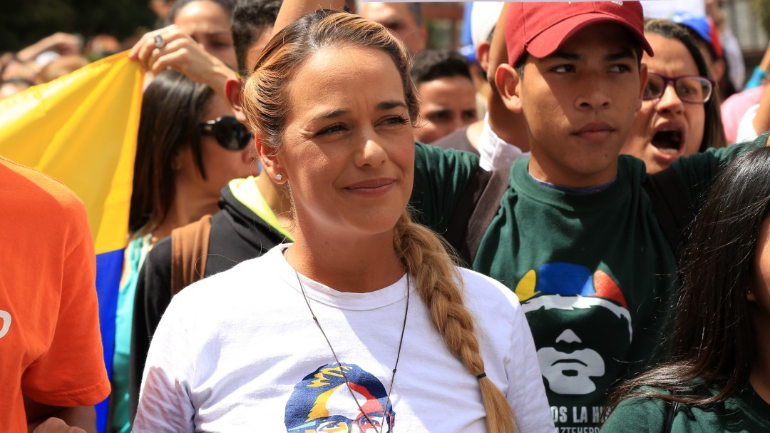 Lilian Tintori, esposa de Leopoldo López, y su hija entran en España