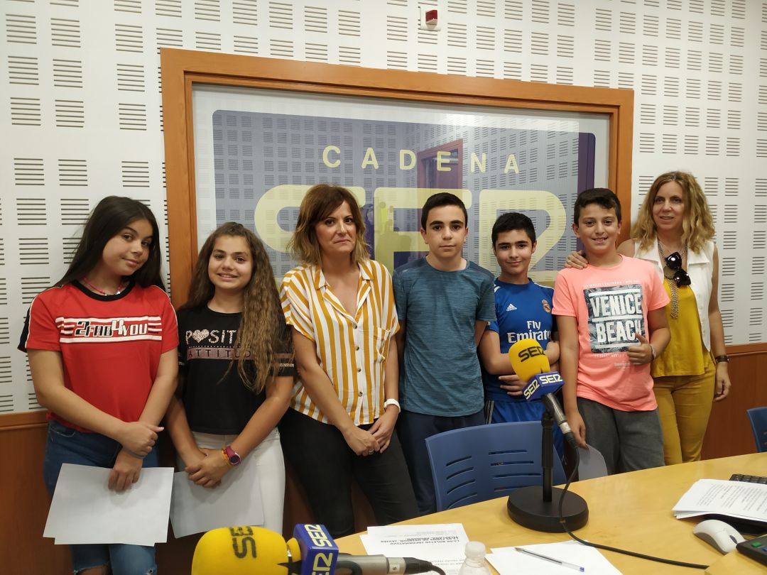 Alumnas, alumnos y profesoras del CEIP Miralbaida de Córdoba Alumnas, alumnos y profesoras del CEIP Miralbaida de Córdoba