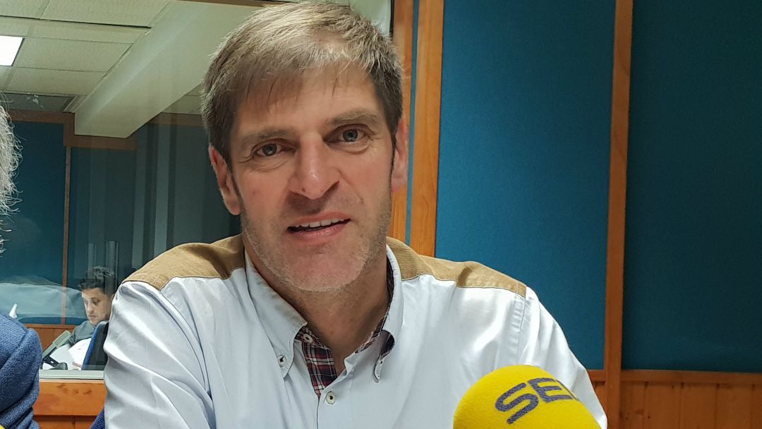 Enrique Conde en los estudios de Radio Santander Enrique Conde en los estudios de Radio Santander