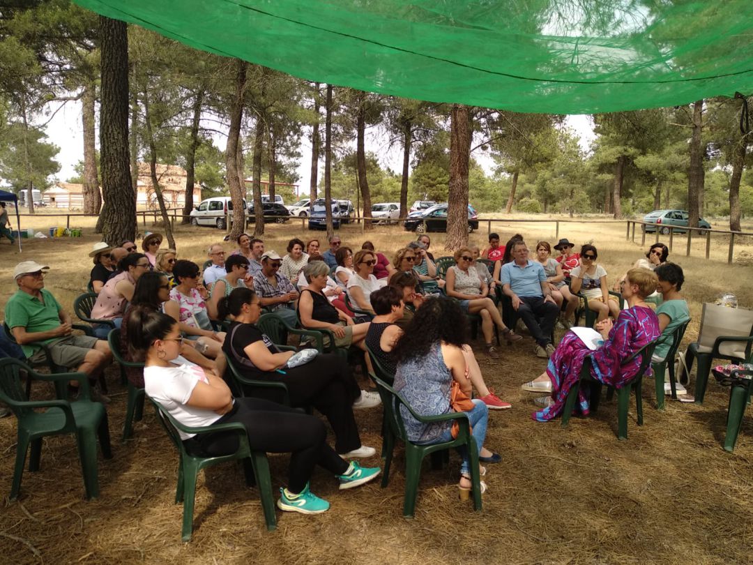 Carmina García presenta su novela 'Tu gloria eterna' en el paraje de la ermita de San Benito de Gallegos Carmina García presenta su novela 'Tu gloria eterna' en el paraje de la ermita de San Benito de Gallegos