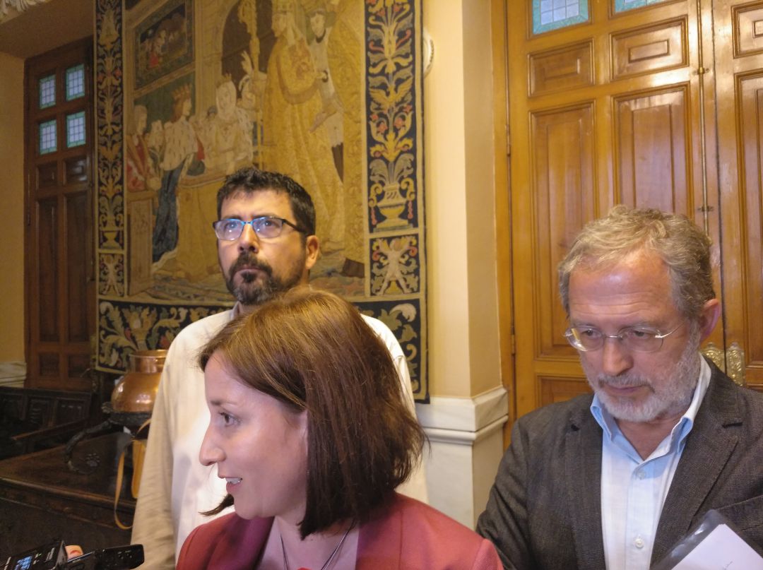 Comparecencia de María Sánchez junto a Alberto Bustos y Manuel Saravia Comparecencia de María Sánchez junto a Alberto Bustos y Manuel Saravia