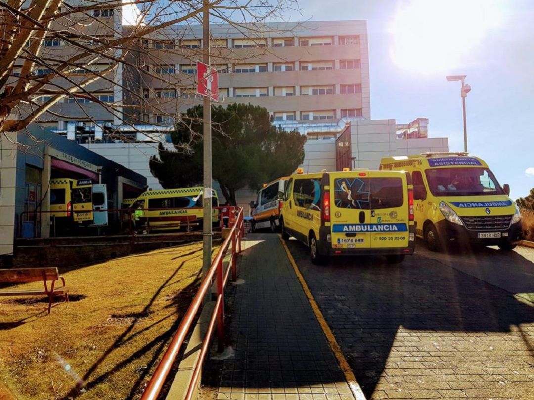 Ambulancas esperando en la zona de urgencias en el Hospital Nuestra Señora de Sonsoles Ambulancas esperando en la zona de urgencias en el Hospital Nuestra Señora de Sonsoles