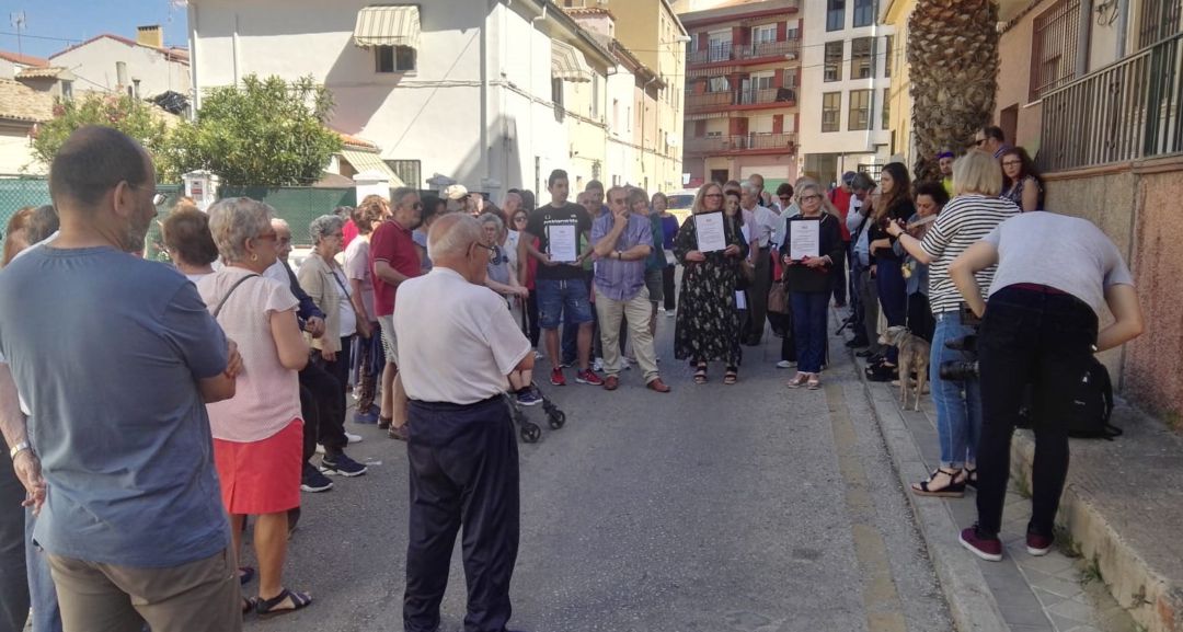 Vecinos del barrio concentrados contra la instalación de la antena de telefonía móvil. Vecinos del barrio concentrados contra la instalación de la antena de telefonía móvil.