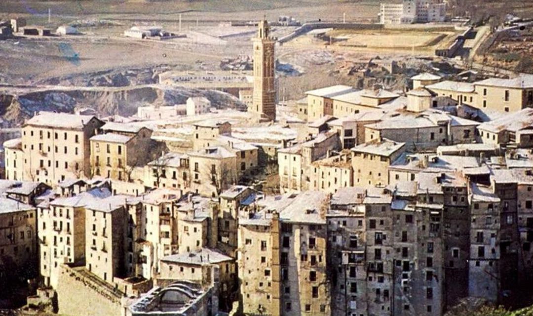Torre de Mangana hacia 1970 con el barrio de San Martín al frente. Torre de Mangana hacia 1970 con el barrio de San Martín al frente.