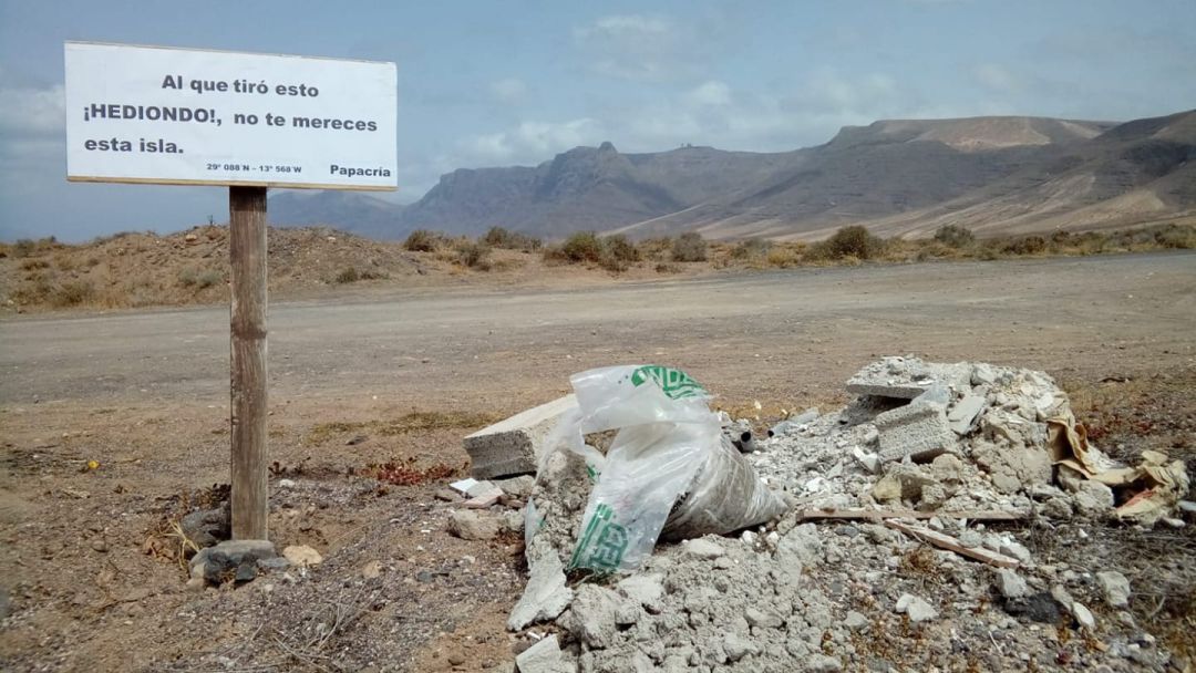 Intervención del artista José Goñi en Lanzarote. Intervención del artista José Goñi en Lanzarote.