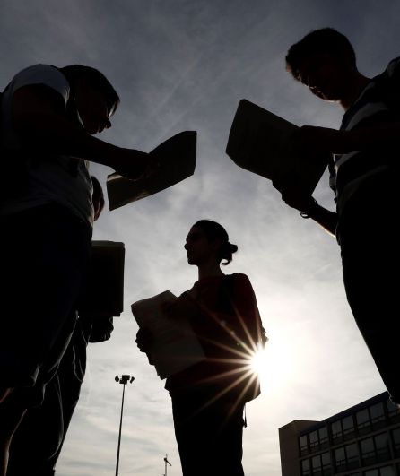 Unos estudiantes repasan los apuntes antes de hacer la EvAU Unos estudiantes repasan los apuntes antes de hacer la EvAU