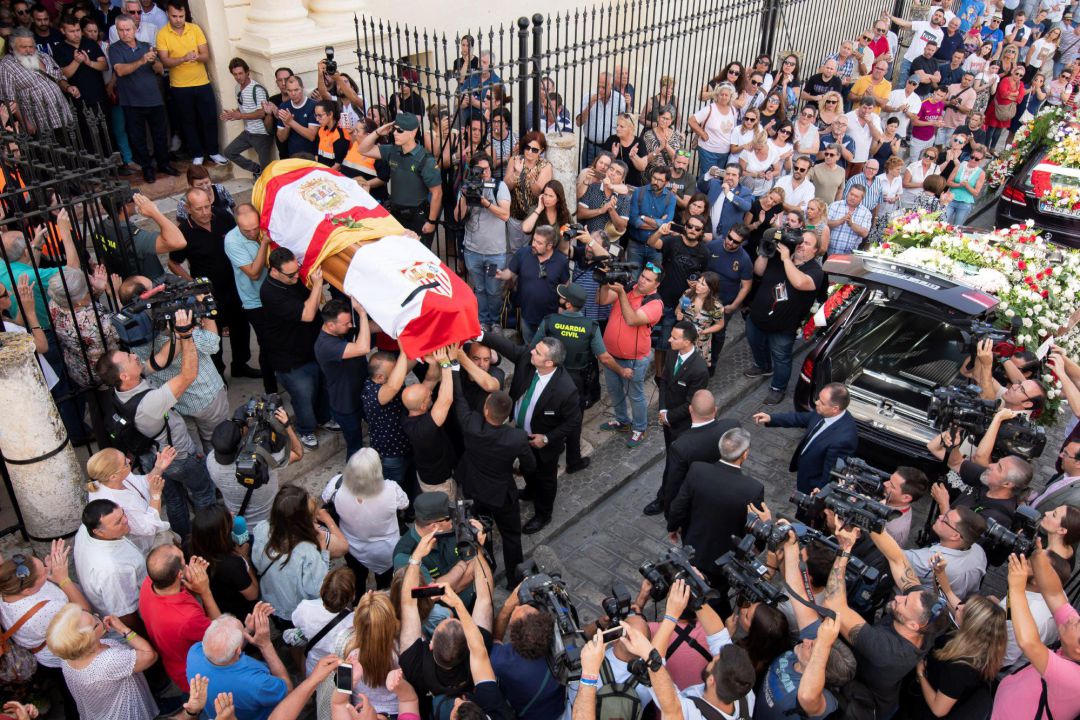 Utrera despidió a Reyes con un entierro multitudinario. Utrera despidió a Reyes con un entierro multitudinario.