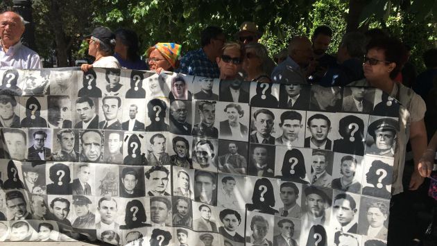 Un grupo de personas se han manifestado frente al Supremo tras la decisión del alto tribunal de paralizar la exhumación de Franco. Un grupo de personas se han manifestado frente al Supremo tras la decisión del alto tribunal de paralizar la exhumación de Franco.