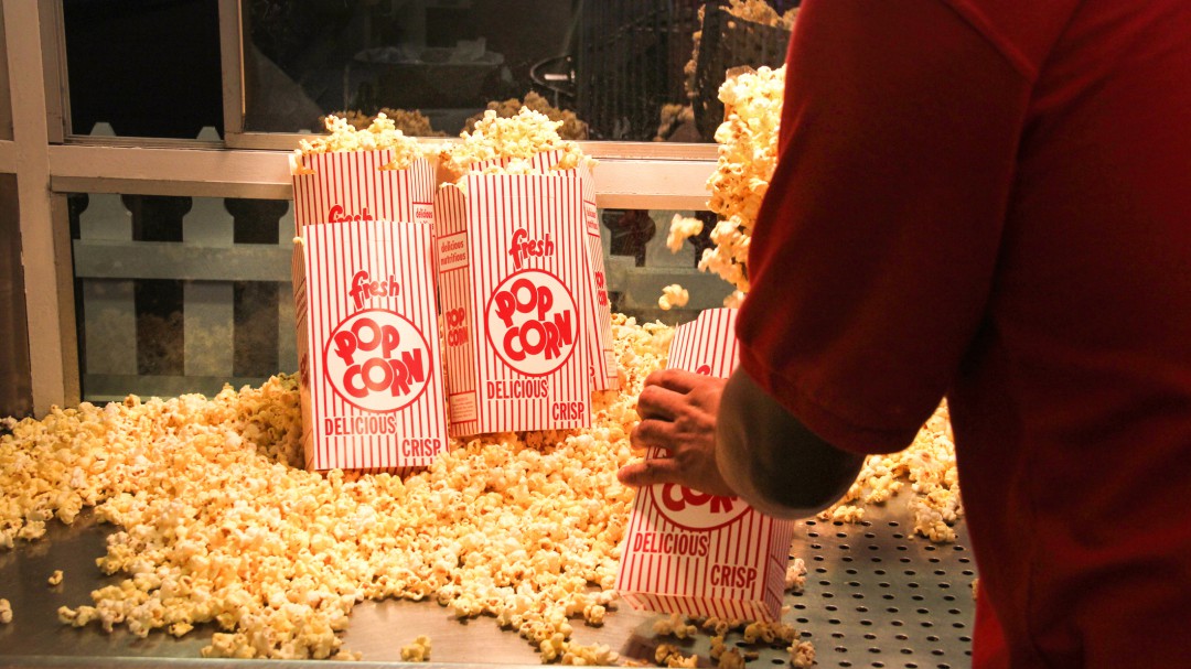 Multan a un cine por no permitir acceder con comida y bebida