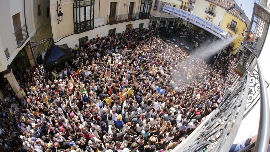 "Riegan" el abarrotado escenario de la Plaza del Trigo de Aranda de Duero durante una actuación en Sonorama "Riegan" el abarrotado escenario de la Plaza del Trigo de Aranda de Duero durante una actuación en Sonorama