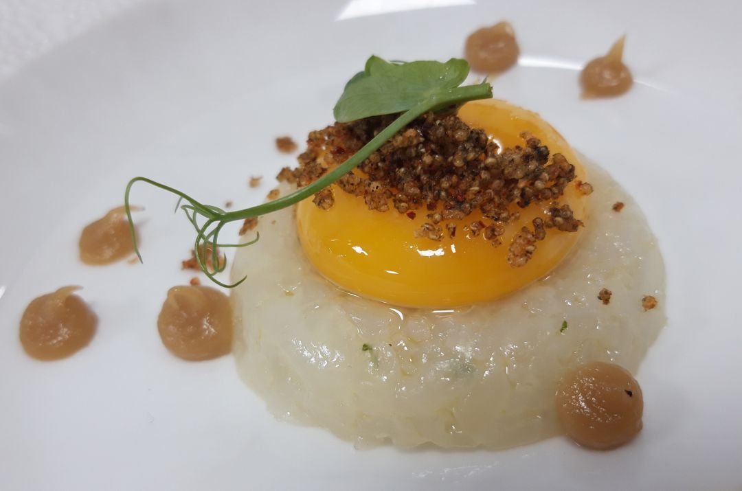 Tartar de calamar con yema de huevo y cebolla. Tartar de calamar con yema de huevo y cebolla.