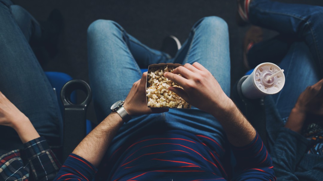 Boyero declara la guerra a las palomitas: ¡Que la gente coma en su casa!