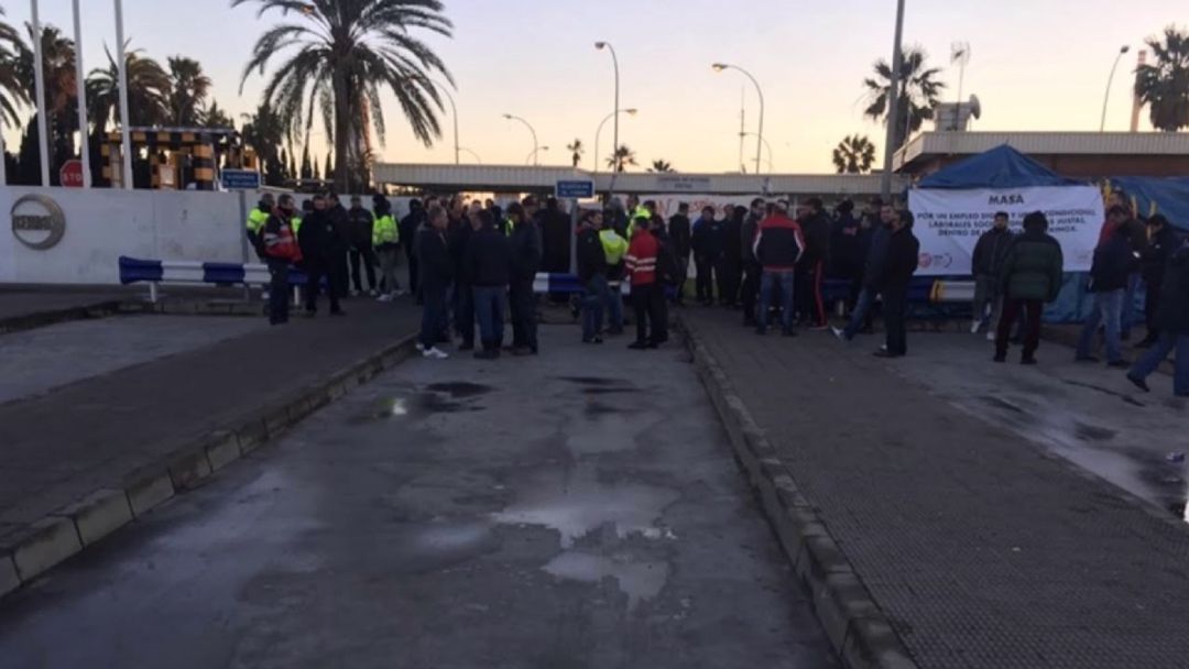 Trabajadores a las puertas de Acerinox en Los Barrios Trabajadores a las puertas de Acerinox en Los Barrios
