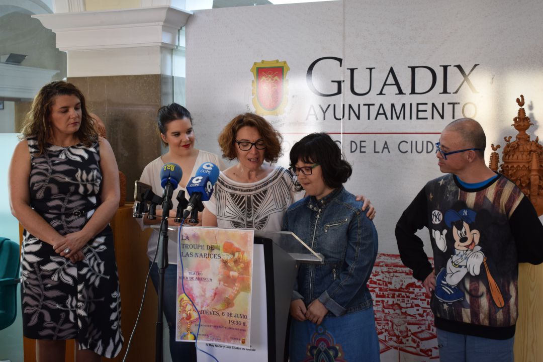 Momento de la presentación de la obra teatral en el Ayuntamiento de Guadix. Momento de la presentación de la obra teatral en el Ayuntamiento de Guadix.