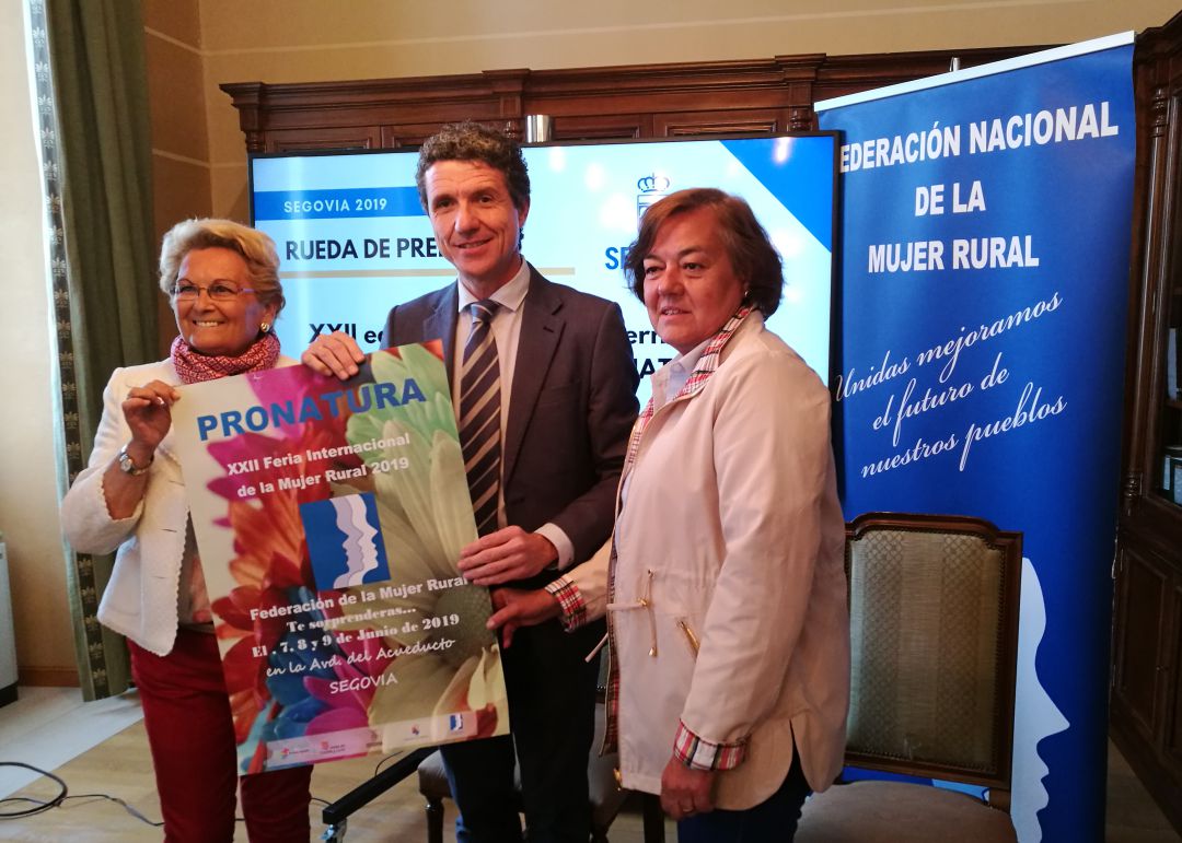 De iz. a dcha Juana Borrego, Andrés Torquemada concejal de Servicios Sociales y participación y Elena García Gil secretaria general de FEMUR De iz. a dcha Juana Borrego, Andrés Torquemada concejal de Servicios Sociales y participación y Elena García Gil secretaria general de FEMUR