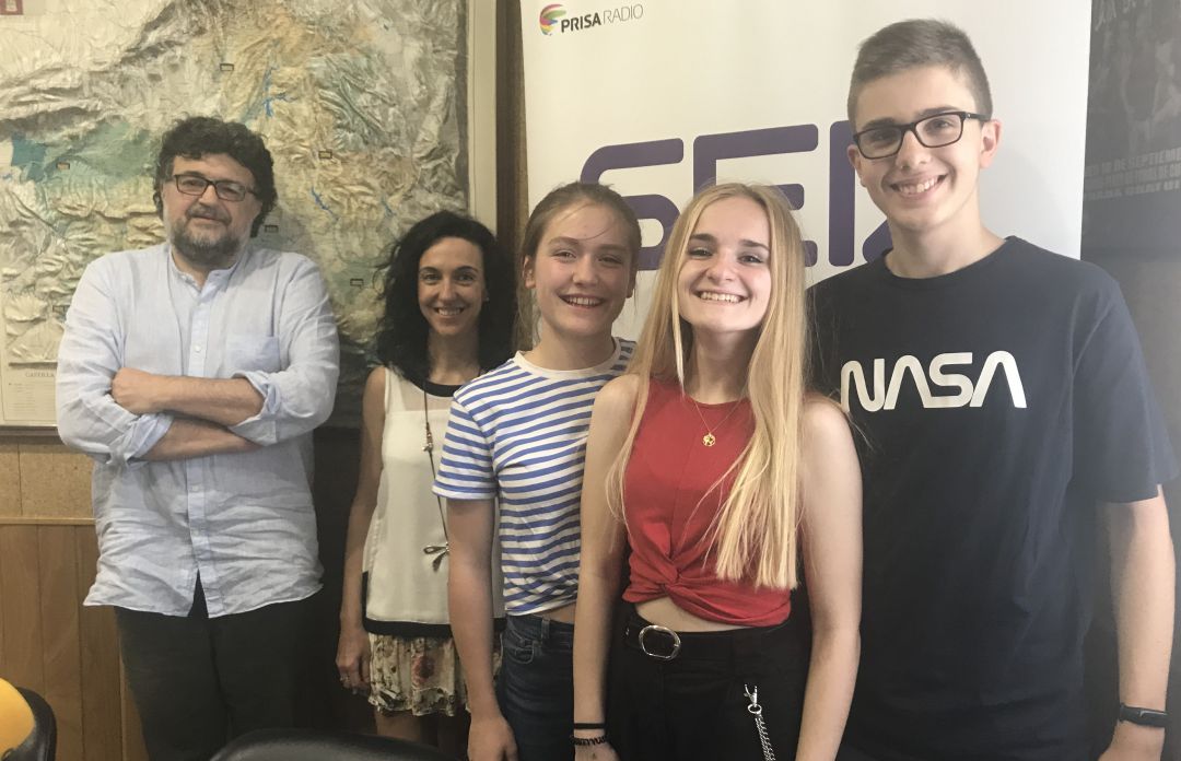 Pablo Pérez, Maribel León, Olivia Moreno, Esther Benito y Javier Alvarado en los estudios de SER Cuenca. Pablo Pérez, Maribel León, Olivia Moreno, Esther Benito y Javier Alvarado en los estudios de SER Cuenca.