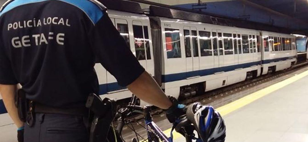 Un agente en bici ejerciendo su labor de control de absentismo y seguridad en Metrosur. Un agente en bici ejerciendo su labor de control de absentismo y seguridad en Metrosur.