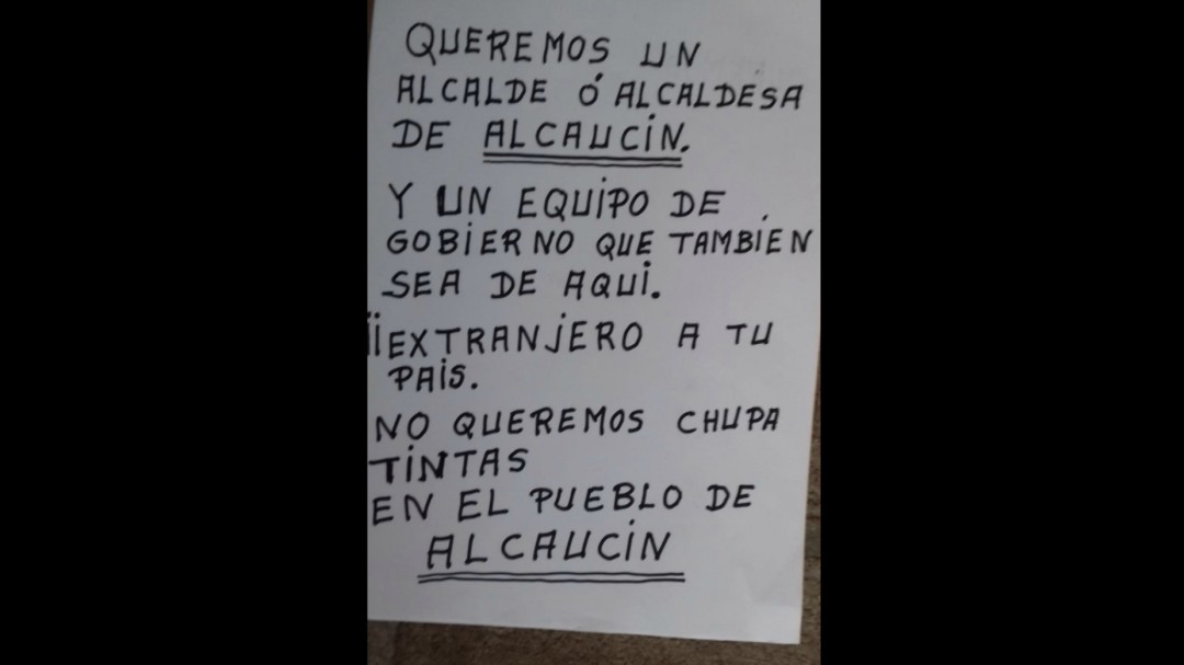 Investigan la aparición de carteles xenófobos contra el alcalde belga de Alcaucín