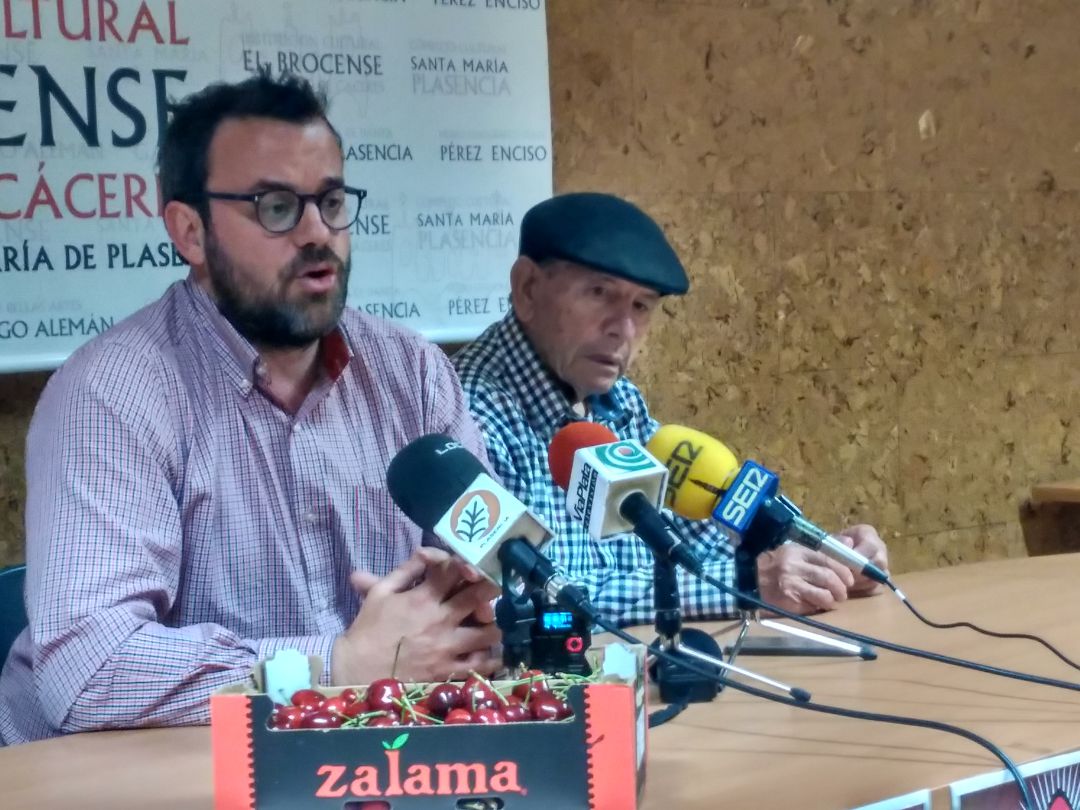 El alcalde en funciones de Piornal (izq), Ernesto Agudíez, y el vecino filántropo (dcha), Jesús Vicente El alcalde en funciones de Piornal (izq), Ernesto Agudíez, y el vecino filántropo (dcha), Jesús Vicente