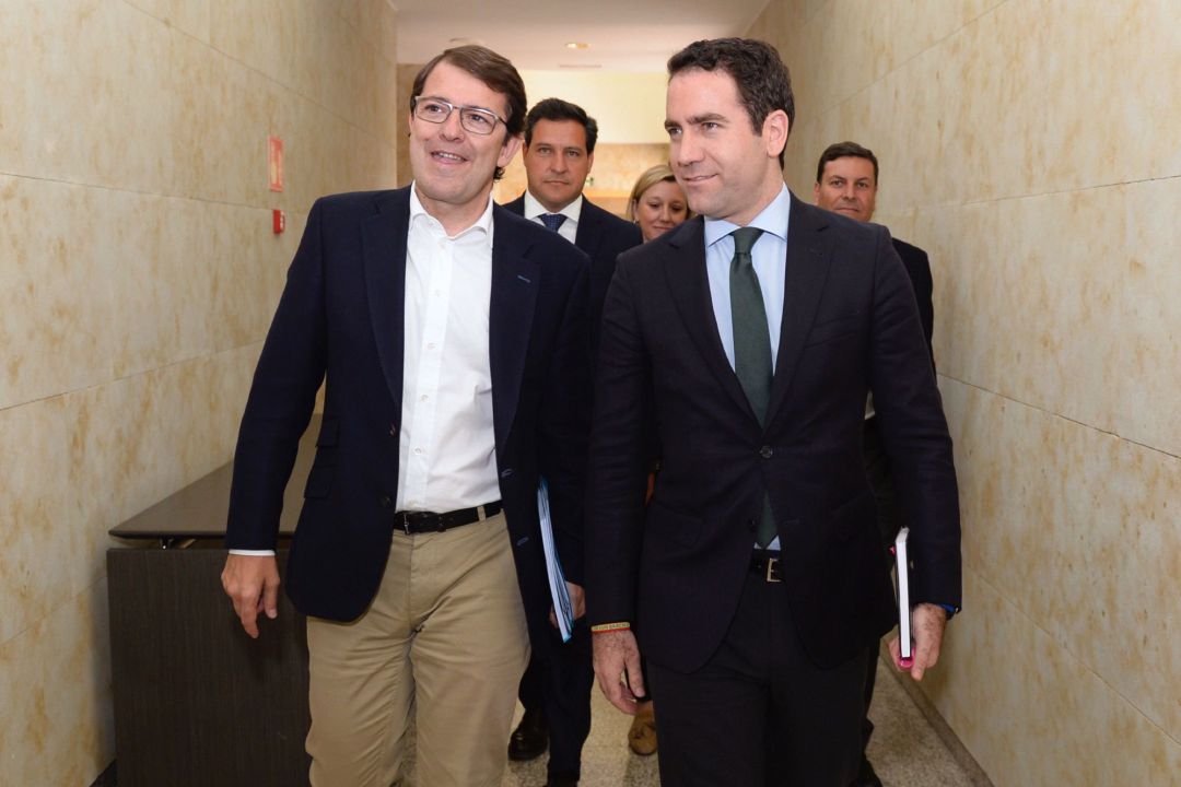 El candidato a la presidencia del PP, Alfonso Fernández Mañueco (a la izquierda), a su llegada con el secretario general del PP, Teodoro García Egea El candidato a la presidencia del PP, Alfonso Fernández Mañueco (a la izquierda), a su llegada con el secretario general del PP, Teodoro García Egea